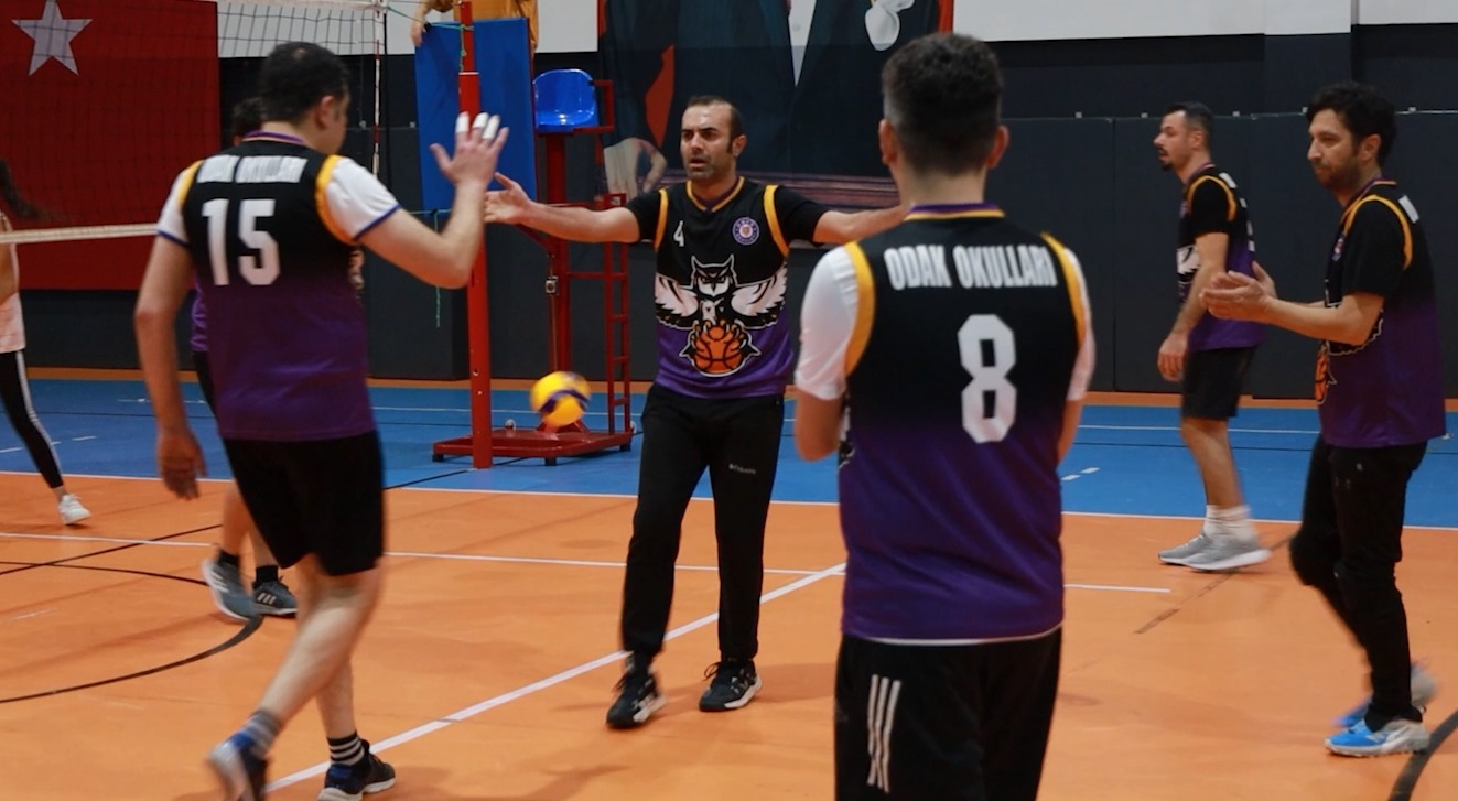Sahada Heyecan, Tribünde Dayanışma